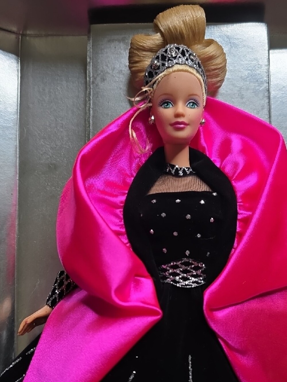 1990 Happy Holidays Barbie Special Edition - Picture 3 of 4